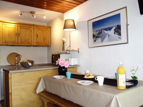 - une cuisine avec une table et des fleurs dans l'établissement Studio Sérac V7 by Interhome, à Val Thorens