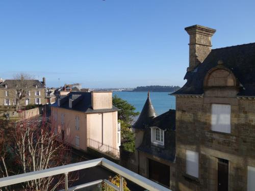- une vue sur une ville avec des bâtiments et une rivière dans l'établissement Studio Le Royal Foch by Interhome, à Dinard
