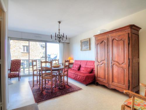 un salon avec un canapé rouge et une table dans l'établissement Studio Le Royal Foch by Interhome, à Dinard