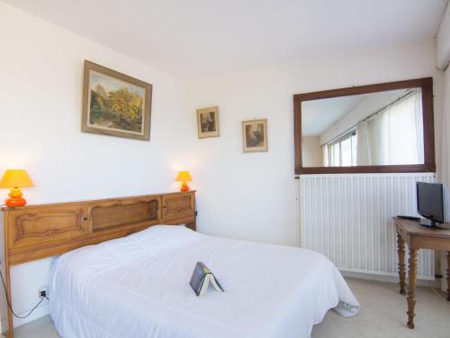 une chambre avec un lit blanc et un miroir dans l'établissement Studio Le Royal Foch by Interhome, à Dinard