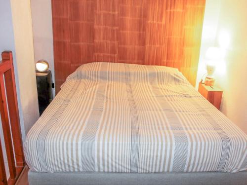 Łóżko lub łóżka w pokoju w obiekcie Apartment Itsasoan by Interhome