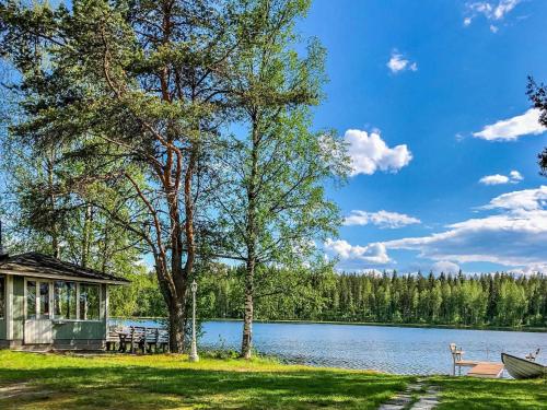 une cabine sur la rive d'un lac dans l'établissement Holiday Home Niittyranta by Interhome, à Kukko