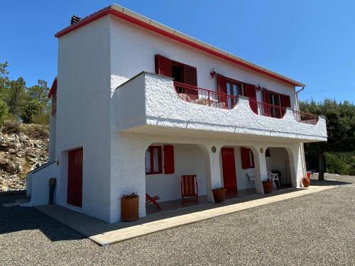 Podere DottrinaにあるApartment Villa Sassi by Interhomeの白い家(赤いドア、バルコニー付)