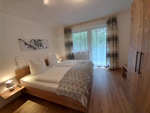 - une chambre avec un lit et une grande fenêtre dans l'établissement Apart Lisa, à Mayrhofen
