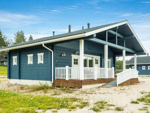 una casa blu con portico sulla spiaggia di Holiday Home Hilla by Interhome a Sonka