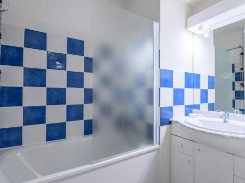 une salle de bain avec douche et lavabo dans l'établissement Apartment Bâtiment A-20 by Interhome, au Corbier