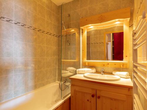 une salle de bain avec une baignoire et un lavabo et une baignoire dans l'établissement Apartment Les Terrasses du Corbier by Interhome, au Corbier