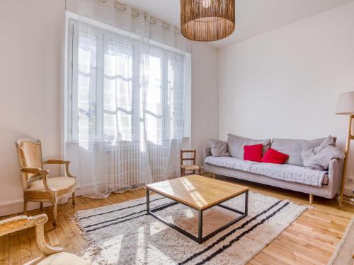 un salon avec un canapé et une table basse dans l'établissement Apartment Le Monceau by Interhome, à Dinard