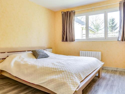 une chambre avec un grand lit avec une fenêtre dans l'établissement Holiday Home Lamomali by Interhome, à Lancieux