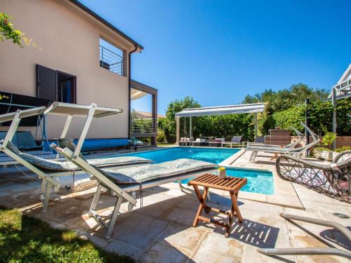 Bazén v ubytování Apartment Johanna by Interhome nebo v jeho okolí
