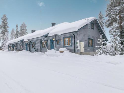 ein Haus mit Schnee auf dem Dach im Schnee in der Unterkunft Holiday Home Karhunpesä a by Interhome in Kotila