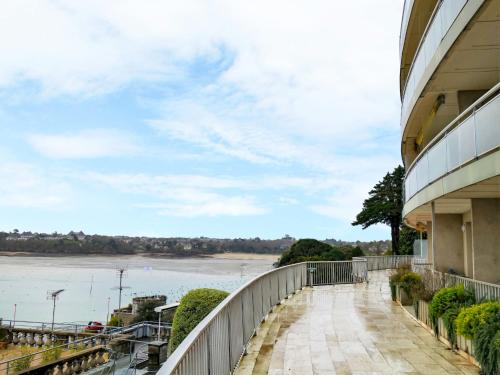 d'un balcon offrant une vue sur la rivière. dans l'établissement Apartment La Baie by Interhome, à Dinard