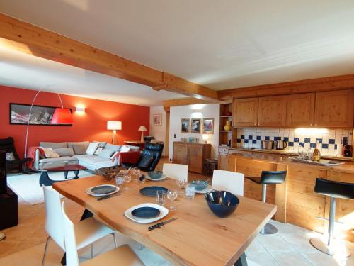 Il comprend une cuisine et un salon avec une table en bois. dans l'établissement Apartment Villa Princesse by Interhome, à Chamonix-Mont-Blanc