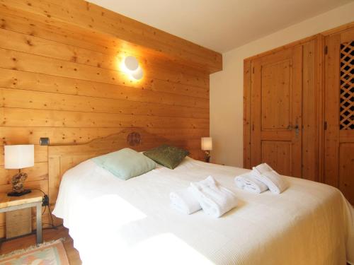 - une chambre avec un lit blanc et des murs en bois dans l'établissement Apartment Villa Princesse by Interhome, à Chamonix-Mont-Blanc