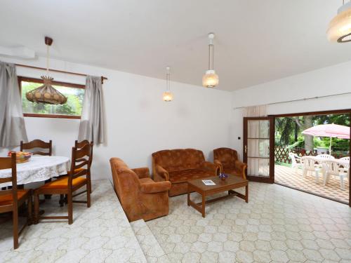 巴拉頓菲茲弗的住宿－Holiday Home Pinus 2 by Interhome，客厅配有沙发和桌子