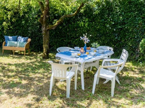 une table et des chaises blanches avec une table bleue et un canapé dans l'établissement Holiday Home Le Rivage by Interhome, à Carnac