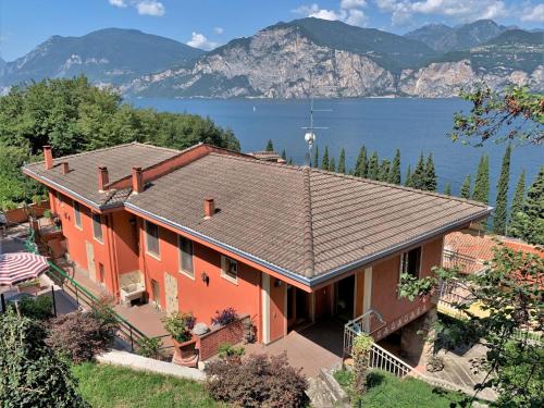 uma casa com vista para um lago e montanhas em Apartment Ilde by Interhome em Assenza di Brenzone