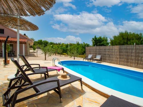 Bazén v ubytovaní Holiday Home Nina by Interhome alebo v jeho blízkosti