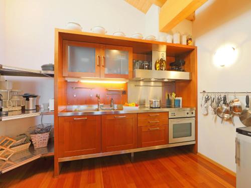 Η κουζίνα ή μικρή κουζίνα στο Apartment Sunset B 11 by Interhome