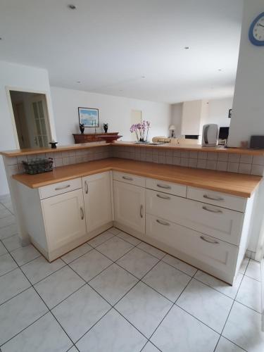 une pièce vide avec un comptoir dans une pièce dans l'établissement VILLA MEDOC OCEAN 2, à Talais