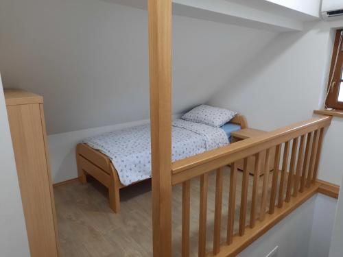 - un petit lit dans un lit bébé dans l'établissement Vineyard cottage Klobčar, à Semič