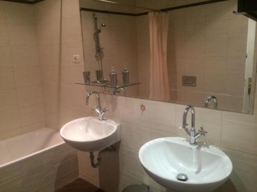 y baño con 2 lavabos y bañera. en Judit Apartman, en Budapest