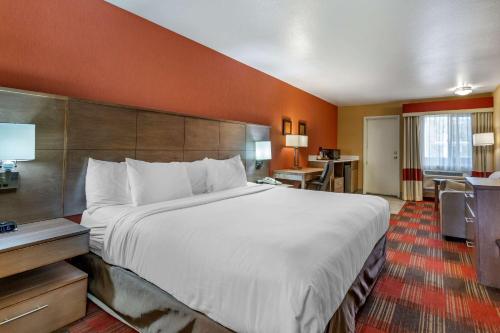 um quarto de hotel com uma cama grande e uma secretária em Comfort Inn Lucky Lane em Flagstaff