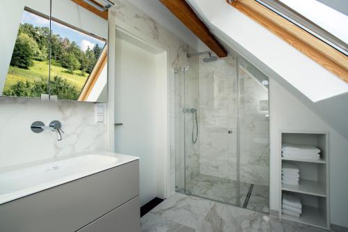y baño con ducha y lavamanos. en Pine Cone Loft on Baden-Baden's Panorama Trail, en Baden-Baden