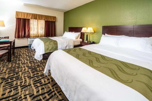Habitación de hotel con 2 camas y escritorio en Quality Inn & Suites, en Danville
