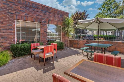 Bazén v ubytování Comfort Suites Linn County Fairground and Expo nebo v jeho okolí