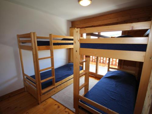 Appartement Les Saisies, 3 pièces, 8 personnes - FR-1-293-83にある二段ベッド