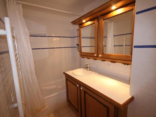 Appartement Villard-sur-Doron, 4 pièces, 10 personnes - FR-1-293-57にあるバスルーム