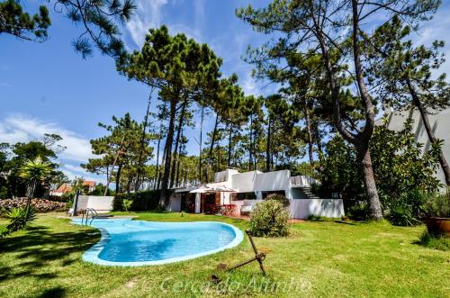 a swimming pool in the yard of a house at Cerca do Altinho in Vila Nova de Milfontes