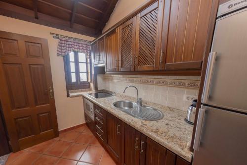 een keuken met een wastafel en een koelkast bij Casa Rural Monte del Agua in Los Silos