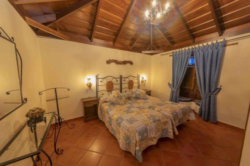 A bed or beds in a room at Casa Rural Monte del Agua