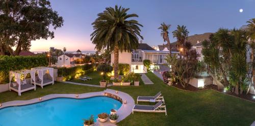 una imagen del patio trasero de una casa con piscina en The Clarendon - Fresnaye en Ciudad del Cabo