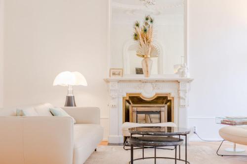 un salon avec un canapé blanc et une cheminée dans l'établissement Heart of Cannes 3-Br only 100m from the Palais des Festivals, à Cannes