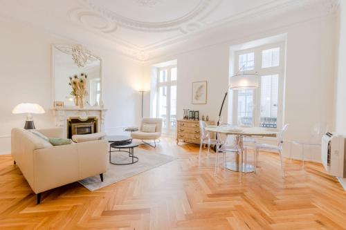 - un salon avec un canapé et une table dans l'établissement Heart of Cannes 3-Br only 100m from the Palais des Festivals, à Cannes