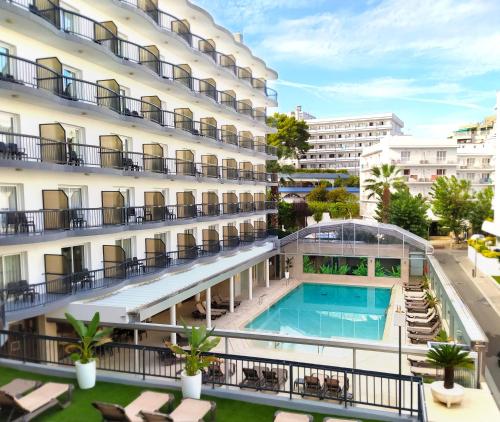  Elle offre une vue aérienne sur un hôtel doté d'une piscine. dans l'établissement Hotel Helios Lloret, à Lloret de Mar