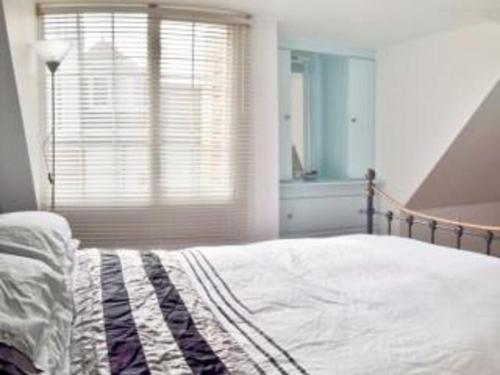 Un dormitorio con una cama grande y una ventana en Leylands - Perfect location near town and beach en Cromer