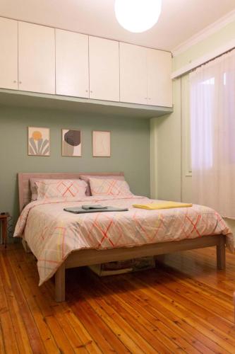 Кровать или кровати в номере Aristotelous Square Apartment