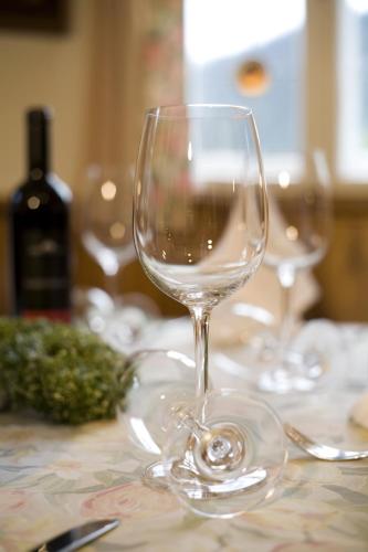 two wine glasses sitting on top of a table at Der Stern - Nachhaltiges Wirtshaus und Landhotel seit 1509 in Obsteig