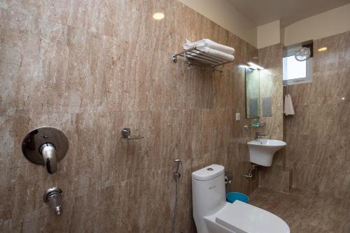 La salle de bains est pourvue de toilettes et d'un lavabo. dans l'établissement Hotel Himalayan Glacier, à Nagarkot