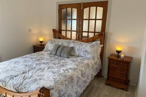 A bed or beds in a room at Hannon’s Cottage - A piece of paradise