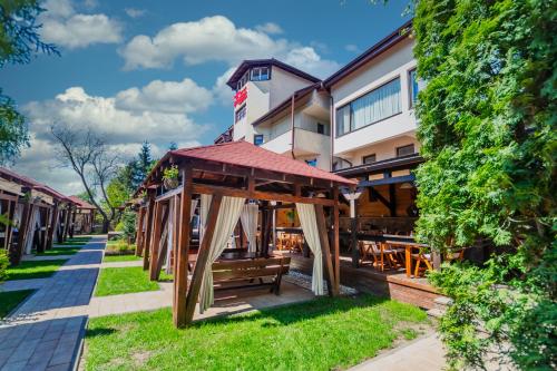 a view of the courtyard of a hotel with a gazebo at Pensiunea Iristar in Fălticeni