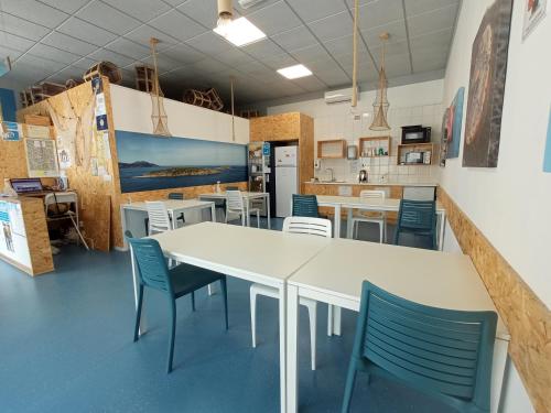 une salle à manger avec une table et des chaises blanches dans l'établissement Estela do Mar, à Baiona