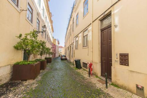 135 A - Stay in Tranquil Flat in Alfama near Sé and Castle