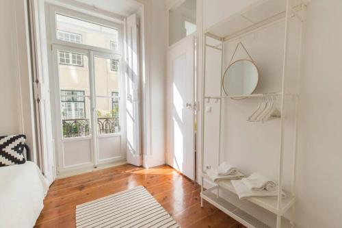 135 A - Stay in Tranquil Flat in Alfama near Sé and Castle