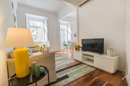 135 A - Stay in Tranquil Flat in Alfama near Sé and Castle