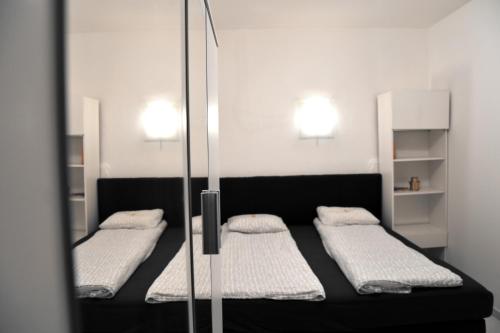 Postel nebo postele na pokoji v ubytování Apartments in Vienna near Schönbrunn & Westbahnhof - Keyless Check-In